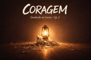 Lanterna acesa sobre um caco de vidro, iluminando suavemente um ambiente escuro, simbolizando coragem como escolha consciente em meio às fragilidades.