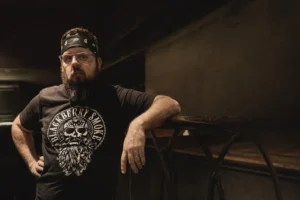 Homem em ambiente urbano interno, em momento de reflexão, representando a esperança construída no presente mesmo em meio à ansiedade.