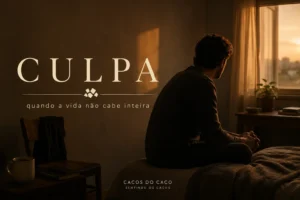 Homem sentado sozinho na beira da cama, em um quarto silencioso iluminado pela luz quente do fim de tarde, olhando pela janela em um momento de reflexão. A imagem transmite introspecção, culpa e o peso silencioso das limitações da vida adulta.